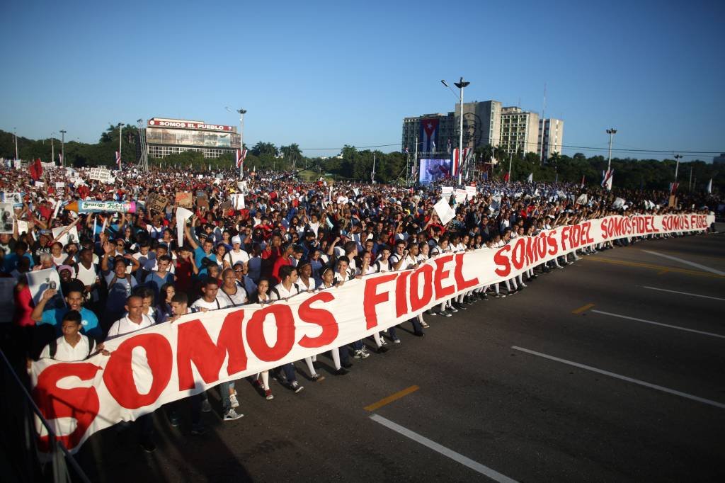 Marcha: a ocasião foi aproveitada para enviar uma mensagem ao mundo - Fidel pode ter "desaparecido fisicamente" mas a revolução permanece (Alexandre Meneghini/Reuters)