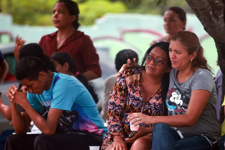 Familiares de detentos choram após massacre em presídio em Manaus (Michael Dantas/Reuters)