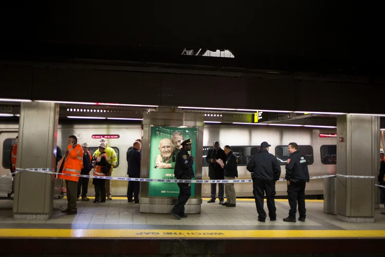 Acidente: das 600 pessoas que viajavam no trem, 11 passageiros tiveram que ser retirados em macas (Alex Wroblewski/Reuters)