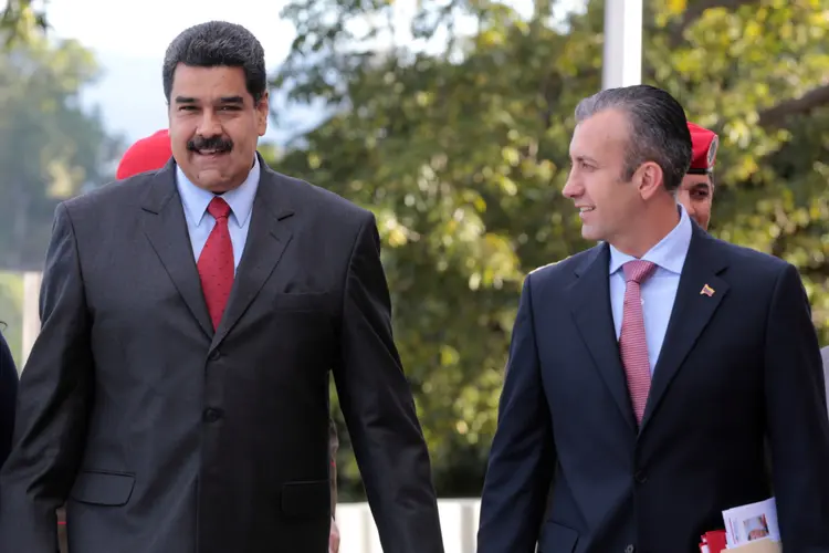 Maduro e Aissami: "É o resultado de uma investigação de anos relacionada com o narcotráfico", explicou o funcionário (Miraflores Palace/Handout/Reuters)
