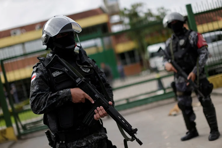 Soldados da Polícia Militar em operação na frente de presídio em Manaus no dia 05/01/2017 (Ueslei Marcelino/Reuters)