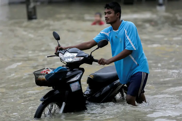 Inundações: precipitações vêm caindo de maneira ininterrupta há uma semana (Wirittipon Withandetsit/Reuters)