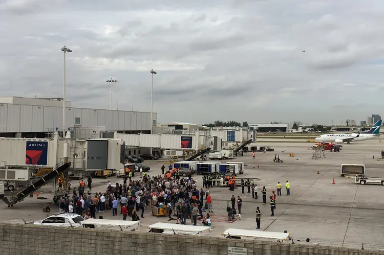 Aeroporto Fort Lauderdale: a prefeita do condado assegurou que não há provas de que o autor dos primeiros disparos, já detido pelas autoridades, tenha "atuado em cumplicidade com outros" (Zachary Fagenson/Reuters)