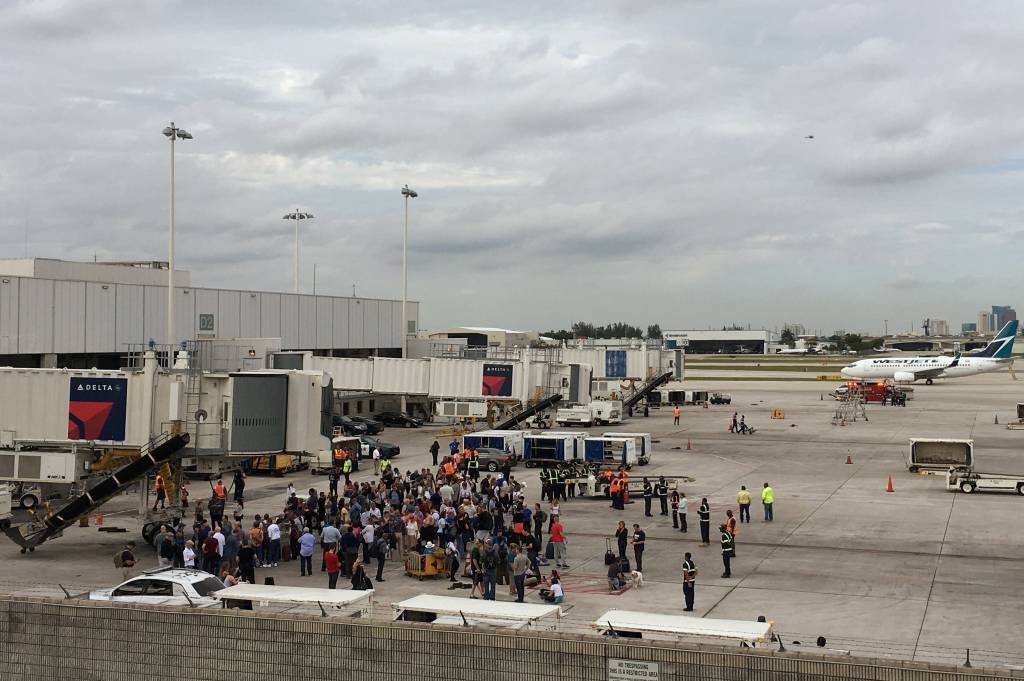 Novos disparos assustam aeroporto depois de tiroteio com 5 mortos