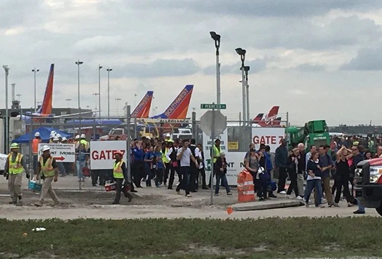 Aeroporto: uma testemunha ocular, disse que o atirador "não disse nada, ficou quieto o tempo todo, não gritou nada" (Andrew Innerarity/Reuters)