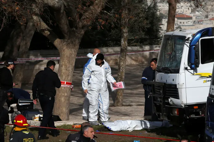 Ataque em Jerusalém Oriental: autoridades e equipes de resgate no local do atropelamento