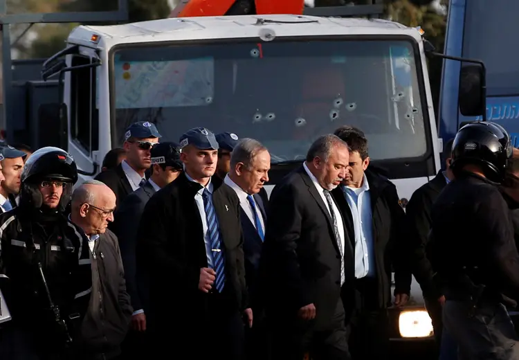Premiê israelense, Benjamin Netanyahu, e o ministro da Defesa de Israel, Avigdor Lieberman, visitam local do ataque (Ronen Zvulun/Reuters)