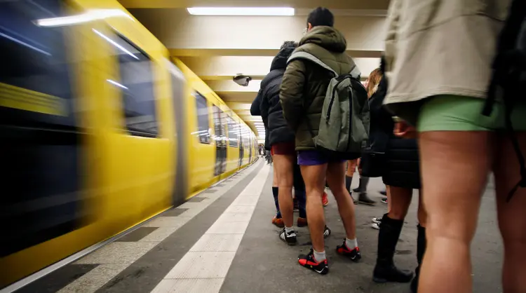 "No pants subway ride": evento se espalhou para grandes cidades do globo, como Londres, Praga e Berlim (na foto) (Hannibal Hanschke/Reuters)