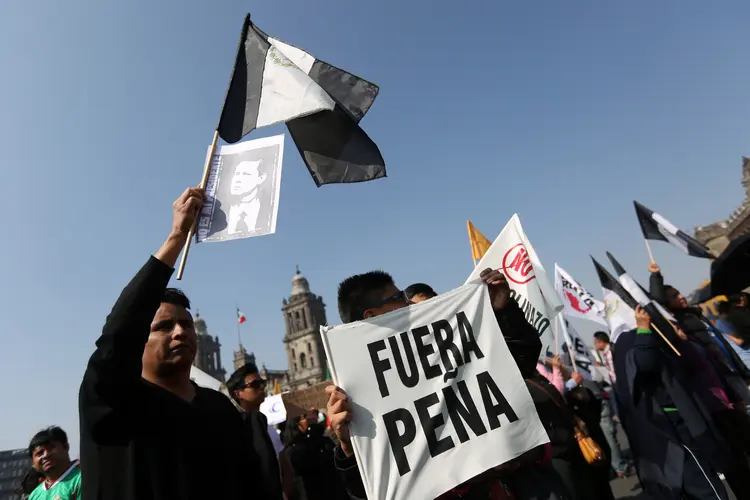 Protesto: sem violência", cantaram os manifestantes nos primeiros metros do percurso, pouco antes de entoar o hino mexicano (Edgard Garrido/Reuters)