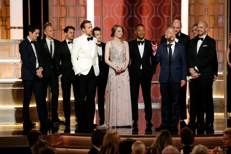 Elenco do musical La La Land recebe o prêmio por melhor filme de comédia no Globo de Ouro (Paul Drinkwater/NBC/Reuters)