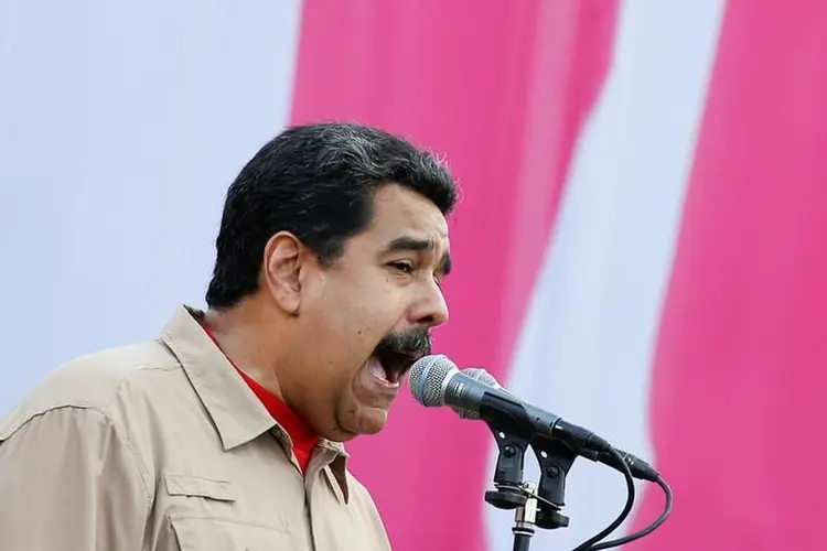 Maduro: "Vejam o farsante e ladrão Mauricio Macri como ganhou, manipulando. Como se mantém com 20% de apoio? Segundo as pesquisas, tem 80% de rejeição o ladrão Macri, o bandido Macri" (Carlos Garcia Rawlins/Reuters)