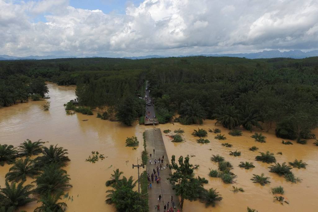 Inundado, sul da Tailândia está inacessível por terra