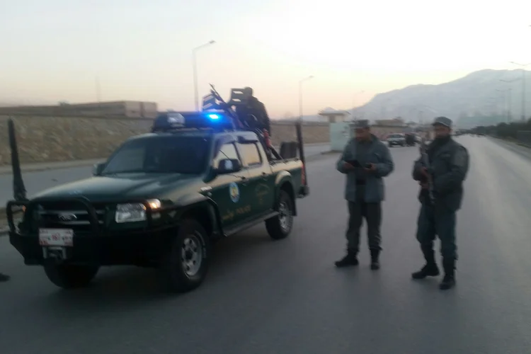 Policiais afegãos montam guarda em local onde ocorreu atentado em Cabul (Omar Sobhani/Reuters)