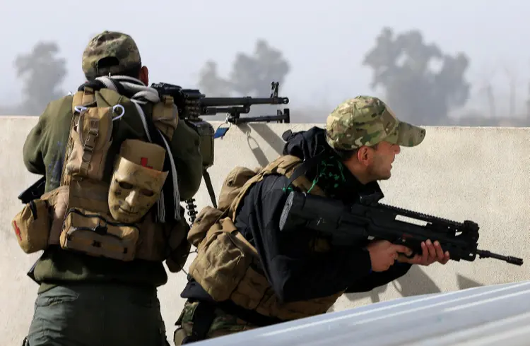 Mosul: forças iraquianas disseram que os Estado Islâmico atirou contra moradores em fuga (Alaa Al-Marjani/Reuters)