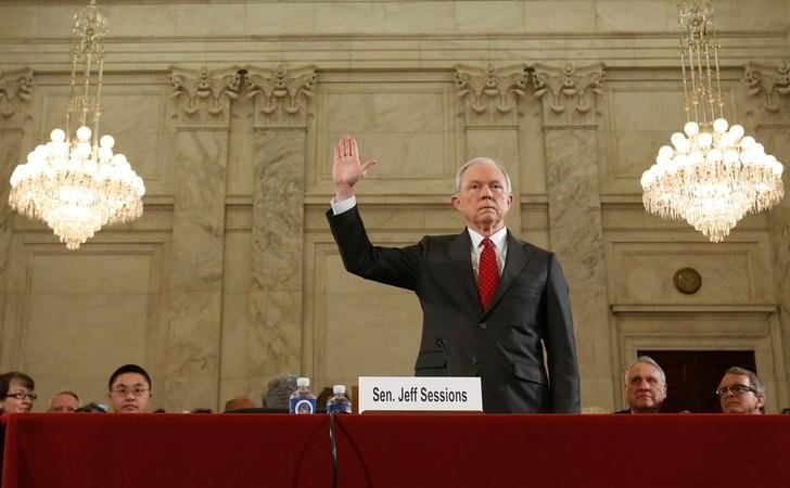Polêmico ministro da Justiça de Trump promete proteger minorias