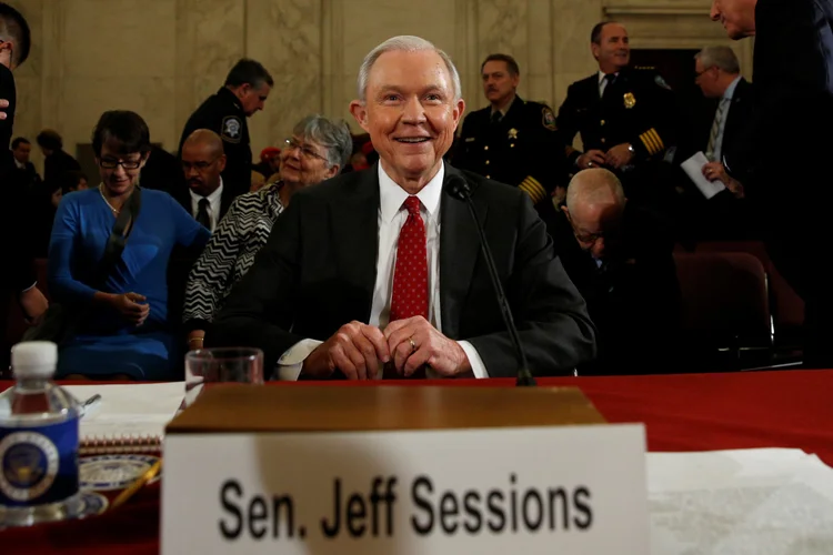 Sessions: "Não apoio a ideia de proibir a entrada ao país aos muçulmanos como grupo religioso", disse Sessions perante o comitê judicial do Senado (Kevin Lamarque/Reuters)