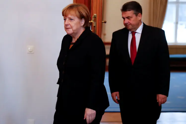 Angela Merkel e Sigmar Gabriel: a chanceler confirmou em novembro que tentará a reeleição para seu quarto mandato (Fabrizio Bensch/Reuters)