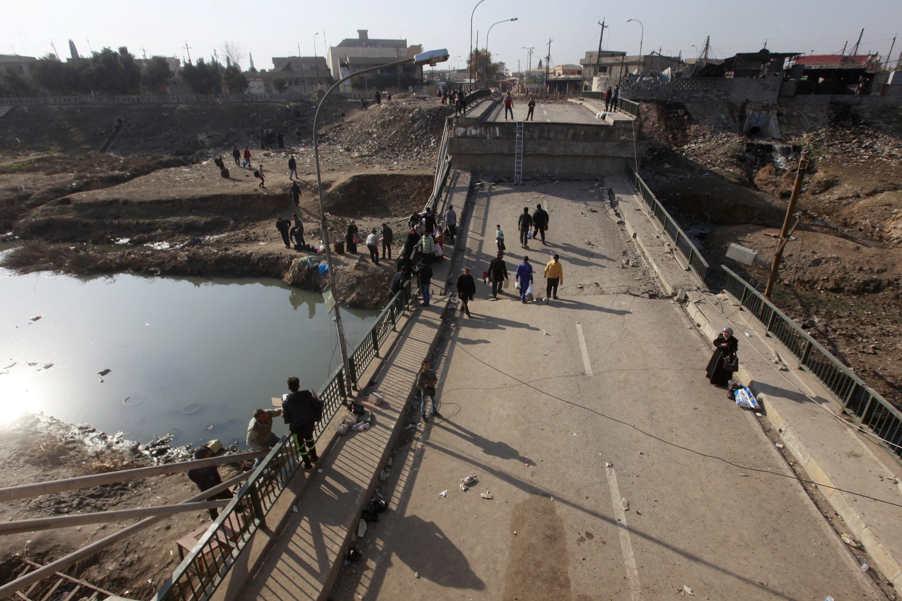 Forças do Iraque tomam ponte de Mosul e milhares de civis fogem