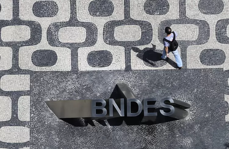BNDES: os desembolsos concedidos pelo BNDES em 2016 caíram 35% sobre um ano antes, para 88,3 bilhões de reais, o menor nível desde 2007 (Nacho Doce/Reuters)