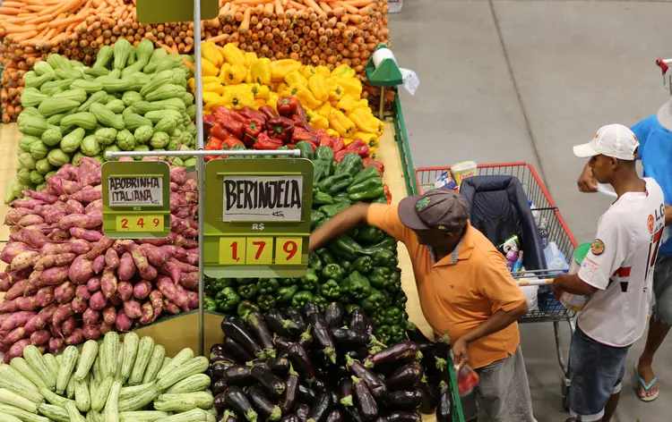 Compras: pesquisa é feita com base em entrevistas com consumidores brasileiros, que respondem à seguinte pergunta: "Na sua opinião, de quanto será a inflação brasileira nos próximos 12 meses?" (Paulo Whitaker/Reuters)