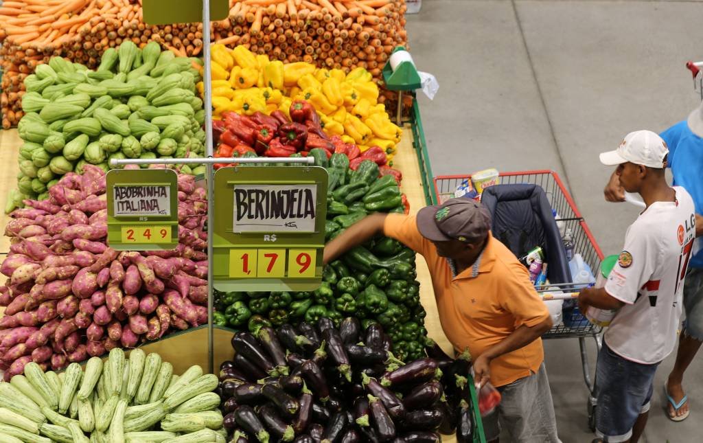 Consumidores brasileiros esperam inflação de 5% nos próximos 12 meses