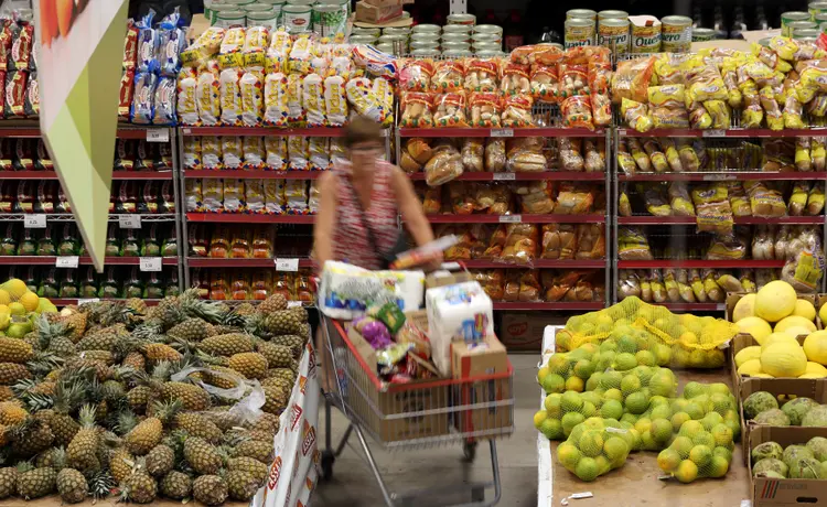 Inflação: o consumidor que mais se beneficia com a queda da inflação é aquele que consome itens básicos, como alimentos (Paulo Whitaker/Reuters)