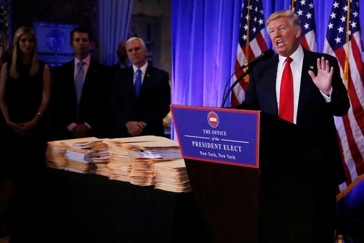 Trump: “Acho que foi vergonhoso, vergonhoso que agências de inteligências permitiram o vazamento de qualquer informação que se provou ser tão falsa” (Shannon Stapleton/Reuters)