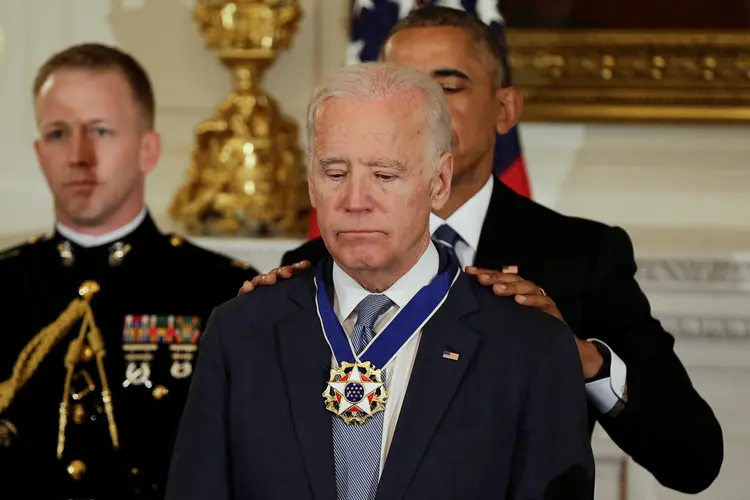 Obama e Biden: durante a cerimônia, oito dias antes de entregar a presidência, Obama qualificou Biden de "leão da história americana" (Yuri Gripas/Reuters)