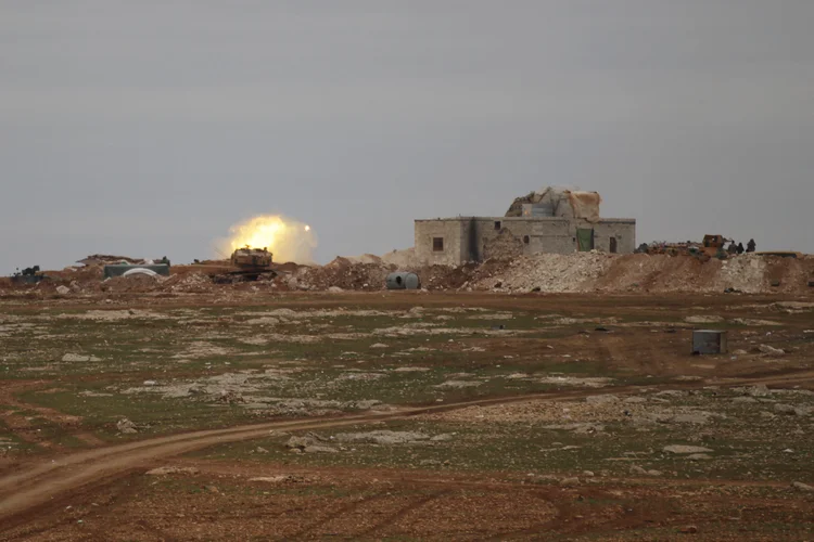 Tanque: a Turquia apoia as facções rebeldes que participam da operação contra o EI (Khalil Ashawi/Reuters)