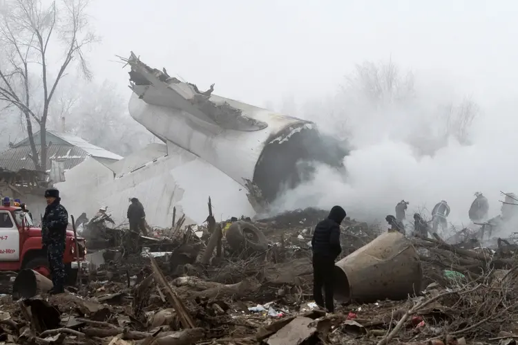 Equipes de resgate no local onde um avião de carga turco caiu no Quirguistão (Vladimir Pirogov/Reuters)