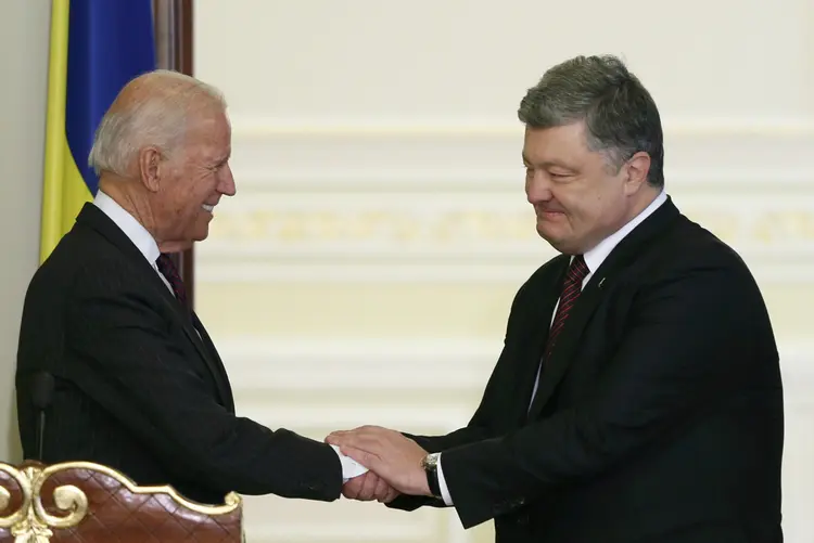 Joe Biden e Petro Poroshenko: visita ocorre quatro dias antes da posse de Donald Trump (Gleb Garanich/Reuters)