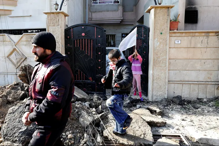 Mosul: as famílias começaram a fugir ontem diante da iminente chegada das forças iraquianas (Muhammad Hamed/Reuters)