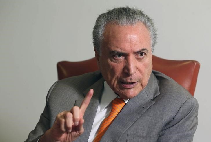 "Não creio que tenha praticado nenhum erro", diz Temer a jornal