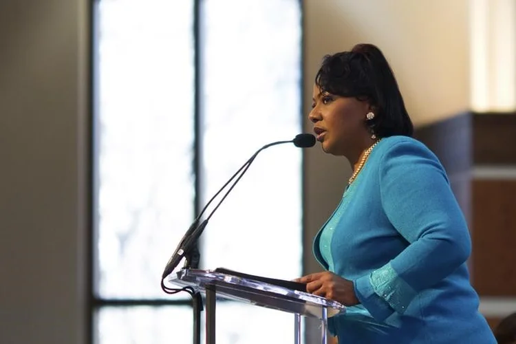 Bernice King: a missa na Igreja Batista Ebenezer acontece todos os anos no Dia de Martin Luther King Jr., um feriado federal que homenageia o homem que lutou pela justiça racial até ser assassinado em 1968 (Christopher Aluka Berry/Reuters)