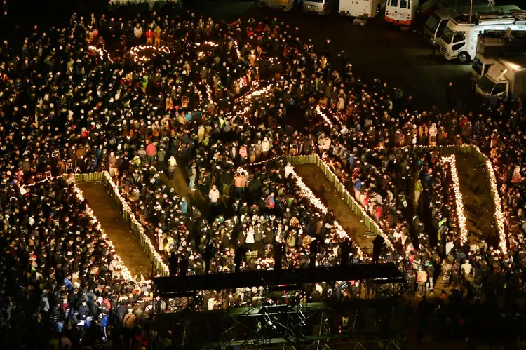 Homenagem: 7 mil velas de bambu formaram a data do terremoto e a palavra "hikari" (luz em japonês) (Kyodo/Reuters)