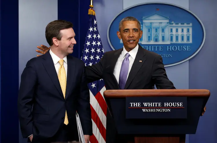 Obama e seu porta-voz Josh Earnest: "(Earnest) não é apenas um grande porta-voz, mas, o que é mais importante, é de verdade um homem muito, muito, muito bom. Estou realmente orgulhoso dele" (Kevin Lamarque/Reuters)