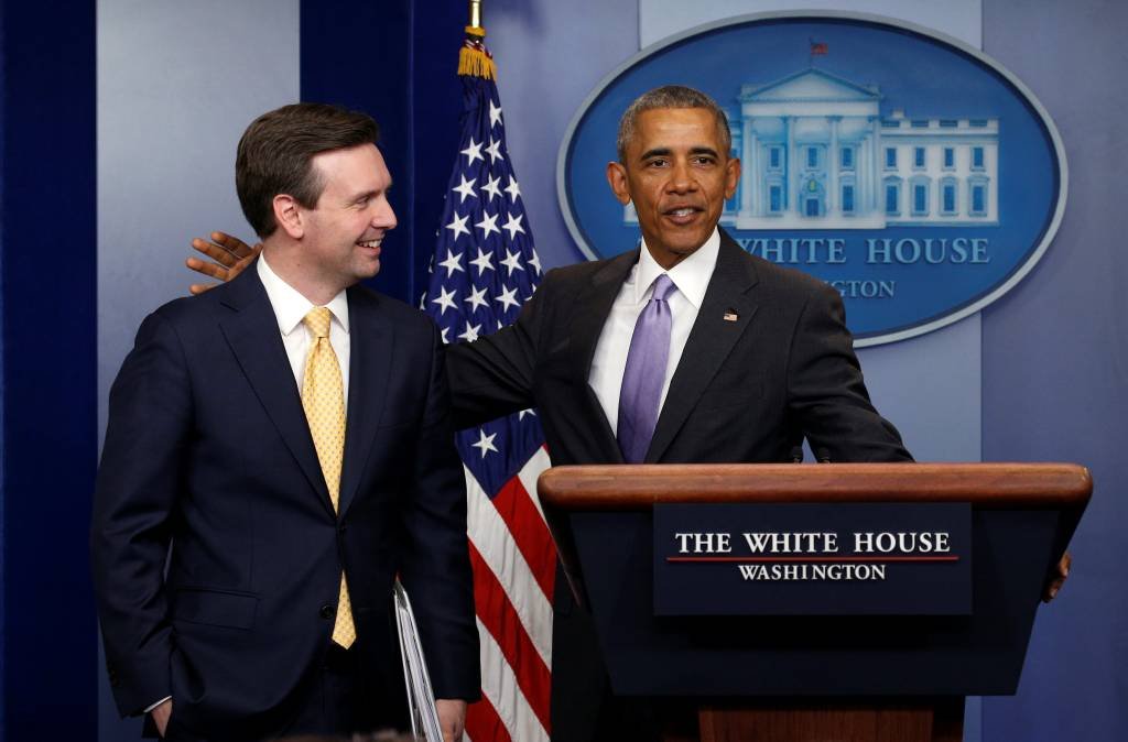 Obama interrompe última entrevista de porta-voz para agradecê-lo