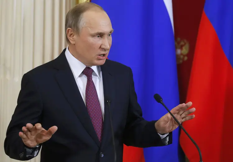 Putin: "Não conheço o senhor Trump e nunca me reuni com ele. Também não sei o que fará na arena internacional, por isso não tenho motivos para atacá-lo, criticá-lo por algo, nem defendê-lo por qualquer motivo" (Sergei Ilnitsky/Reuters)