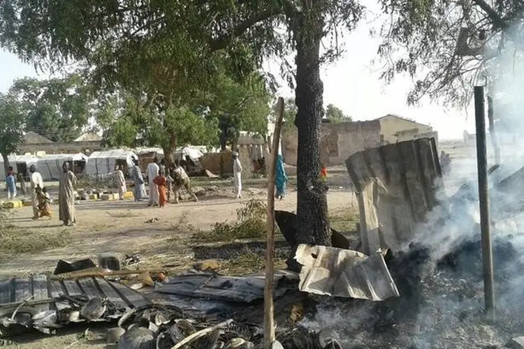 Campo de refugiados: trabalhadores distribuíram alimentos quando as bombas, atiradas por engano, caíram no campo (MSF/Reuters)