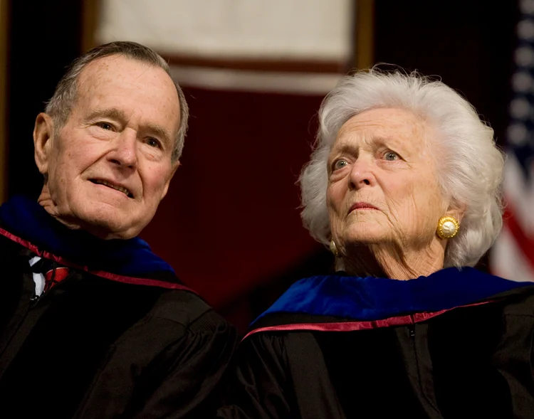 George H. W. Bush e sua esposa: Bush, que tem 92 anos e é o ex-presidente mais velho do país, está internado no Houston Methodist Hospital desde sábado (Larry Downing/Reuters)