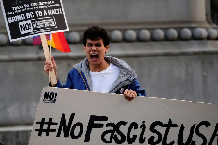 Protestos: também há manifestações planejadas em outras das principais cidades da Califórnia, que abertamente declarou uma "guerra" às políticas de Trump (James Lawler Duggan/Reuters)