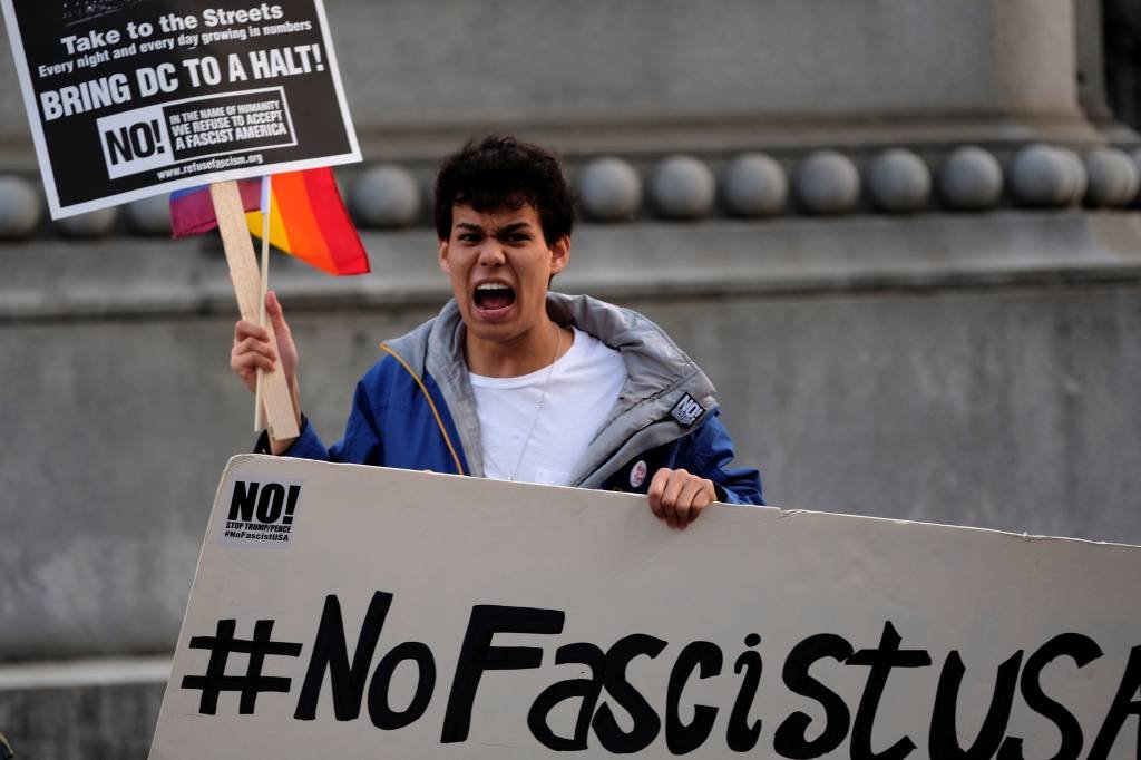 EUA vivem onda de protestos na véspera de posse de Trump