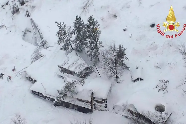 Hotel: o local está parcialmente derrubado e completamente soterrado sob a neve (Vigili del Fuoco/Handout/Reuters)