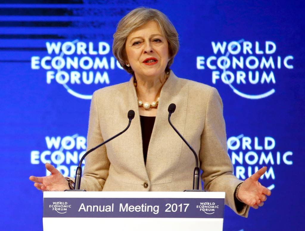 "Trump entende importância da Otan", diz Theresa May