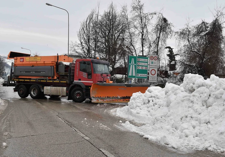 Máquina retira neve na cidade de Val Vomano, atingida por terremoto e avalanche no centro da Itália (Emiliano Grillotti)