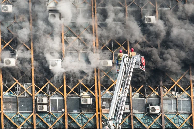 Bombeiros tentam apagar incêndio em prédio histórico de Teerã (Foad Ashtari/Tasnim News Agency/Reuters)