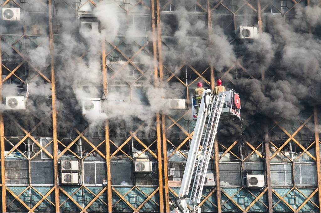 Incêndio em prédio histórico no Irã mata ao menos 30 bombeiros