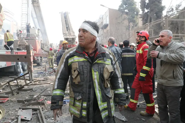 Bombeiros: "Ao menos 20 dos bombeiros que ficaram presos sob os escombros morreram", disse o prefeito (Mahmoud Hosseini/Reuters)