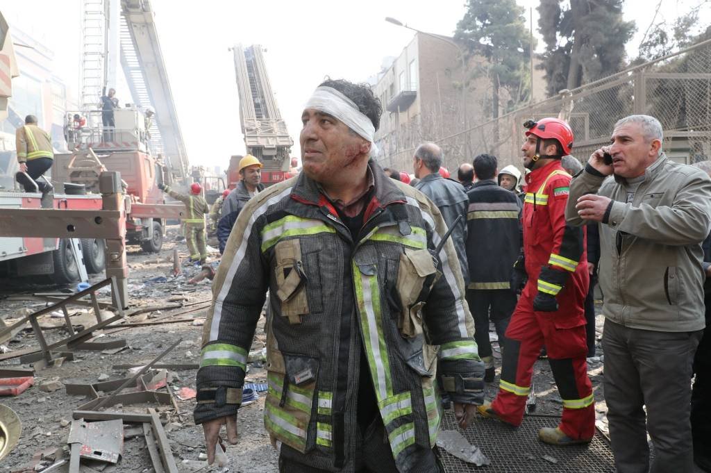 Desabamento de prédio em Teerã mata ao menos 20 bombeiros