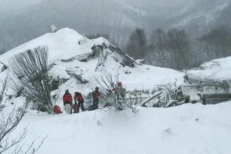 Hotel soterrado: oito pessoas continuam desaparecidas (Soccorso Alpino Speleologico Lazio/Handout/Reuters)